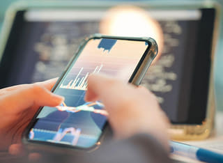 Inversor revisando el transparente proceso de retiro y transferencia de fondos